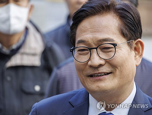 취재진 질문에 답하는 송영길 소나무당 대표. [연합뉴스]